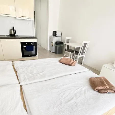 1 Apartment, Balcony, Zuzany Chalupovej 18b 브라티슬라바