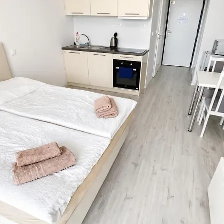 1 Apartment, Balcony, Zuzany Chalupovej 18b 아파트 브라티슬라바